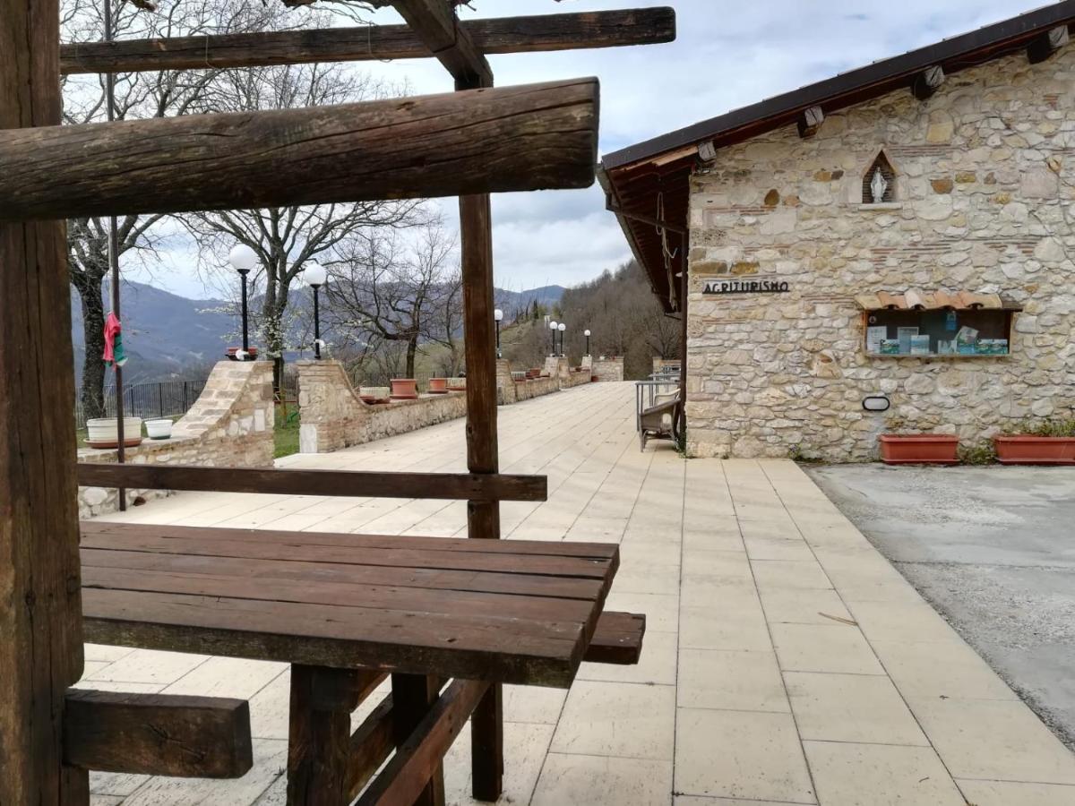 Agriturismo Le Cascine Castel di Tora Extérieur photo